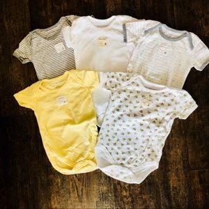 SOLD! 5 Burt’s Bees Baby Organic Bodysuits 🐝